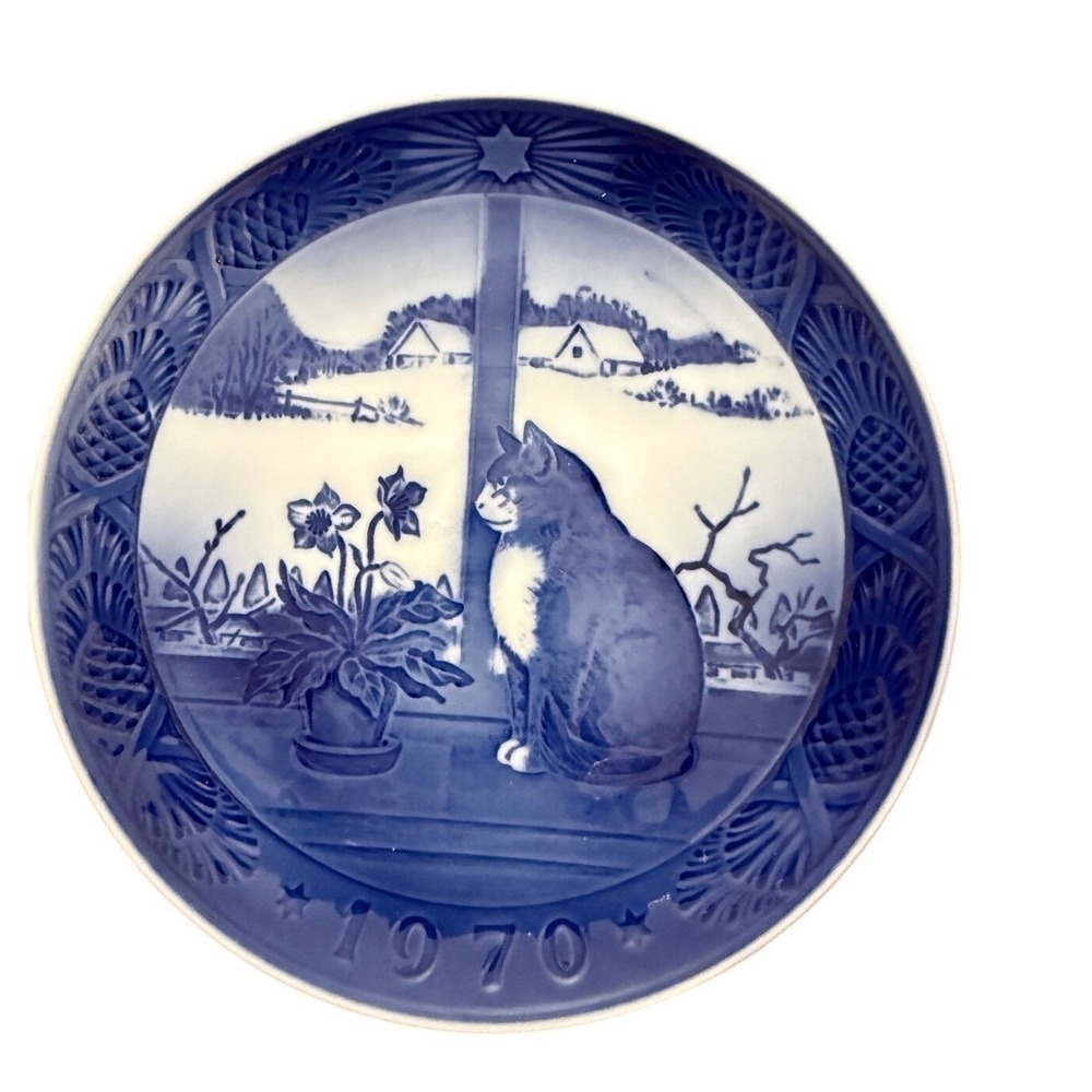 1970 Royal Copenhagen Christmas Plate Julerose og Kat Cat Denmark Blue White VTG